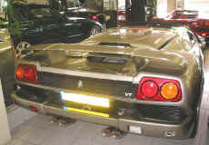 lamborghini_diablo_roadster_vt_showroom_rear.JPG (234046 octets)